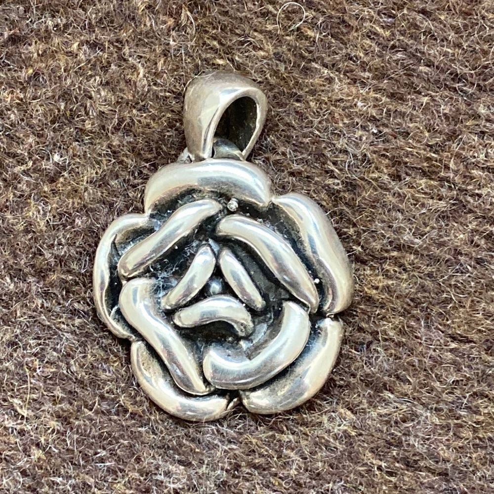 925 Silver flower pendant